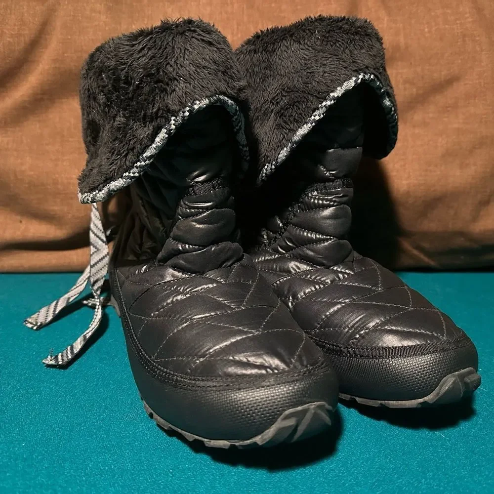 Black North Face Boots​